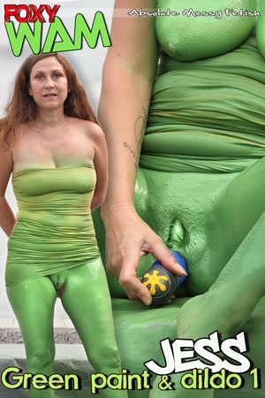 Jess - Green paint et Dildo 1
